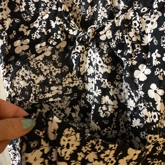 Short Sleeve Floral Romper with Pockets and Open Back - Picture 2 of 6